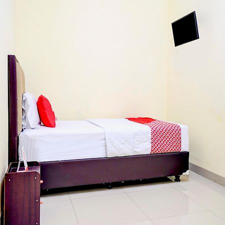 Oyo 90052 Star House Hotel Cirebon Bagian luar foto