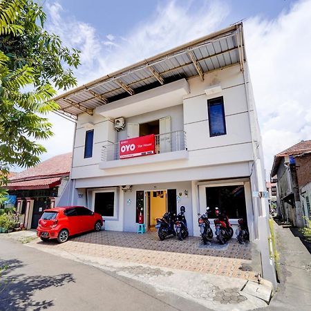 Oyo 90052 Star House Hotel Cirebon Bagian luar foto