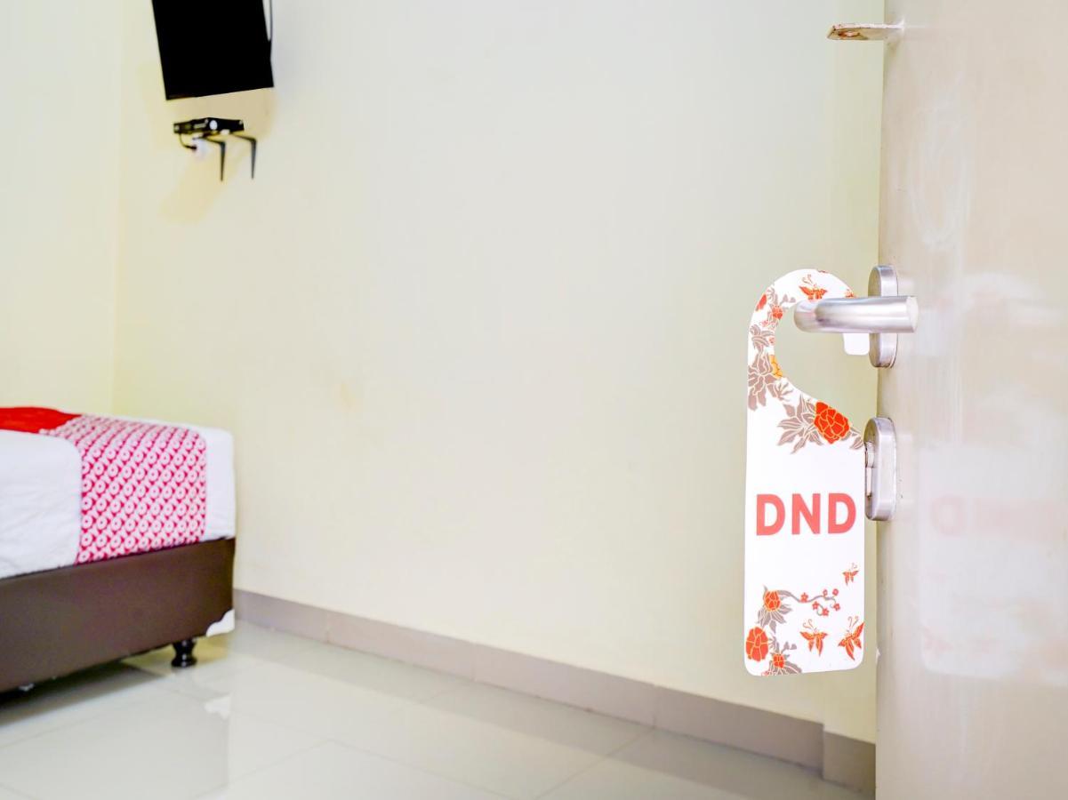 Oyo 90052 Star House Hotel Cirebon Bagian luar foto