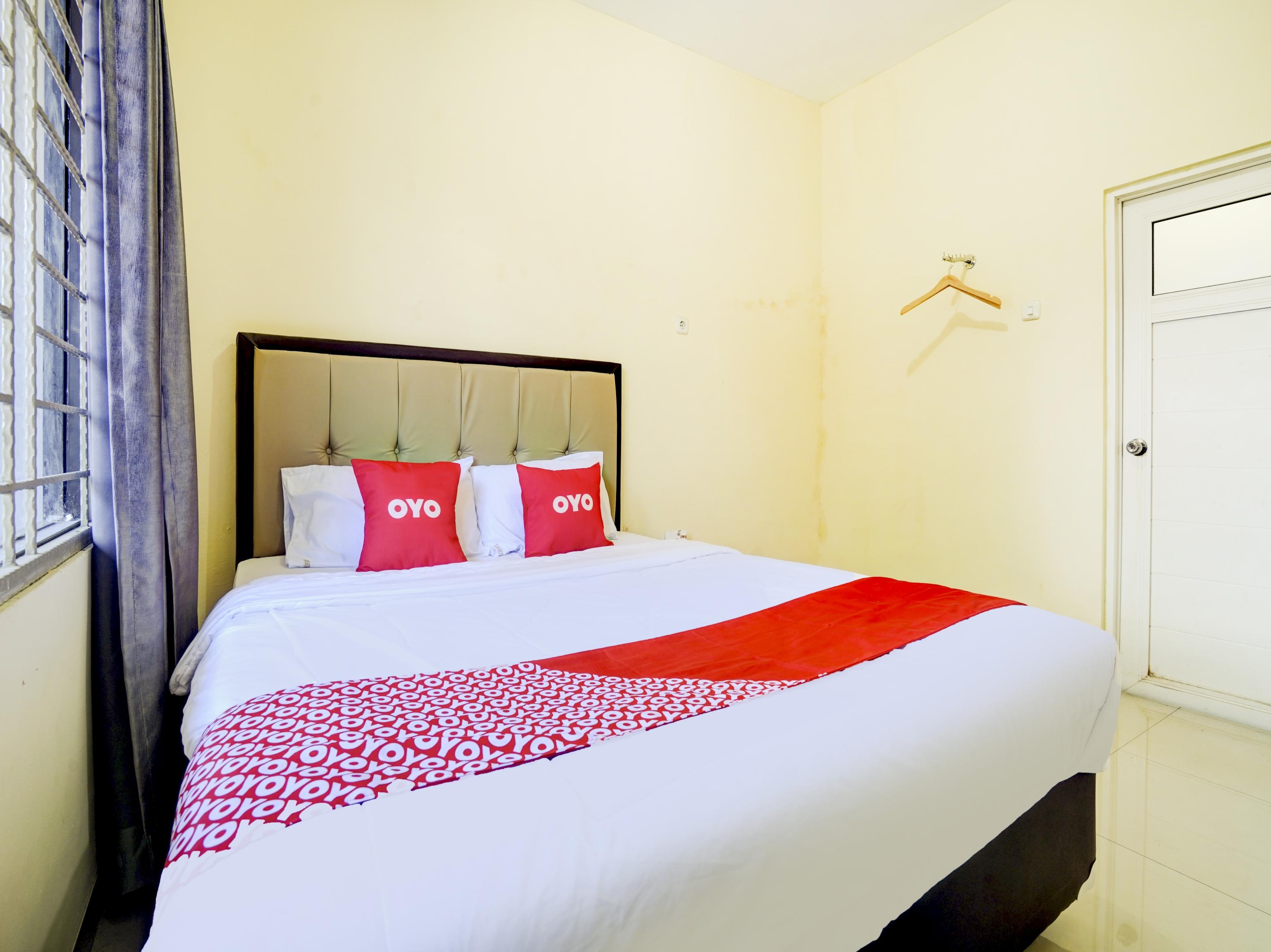 Oyo 90052 Star House Hotel Cirebon Bagian luar foto