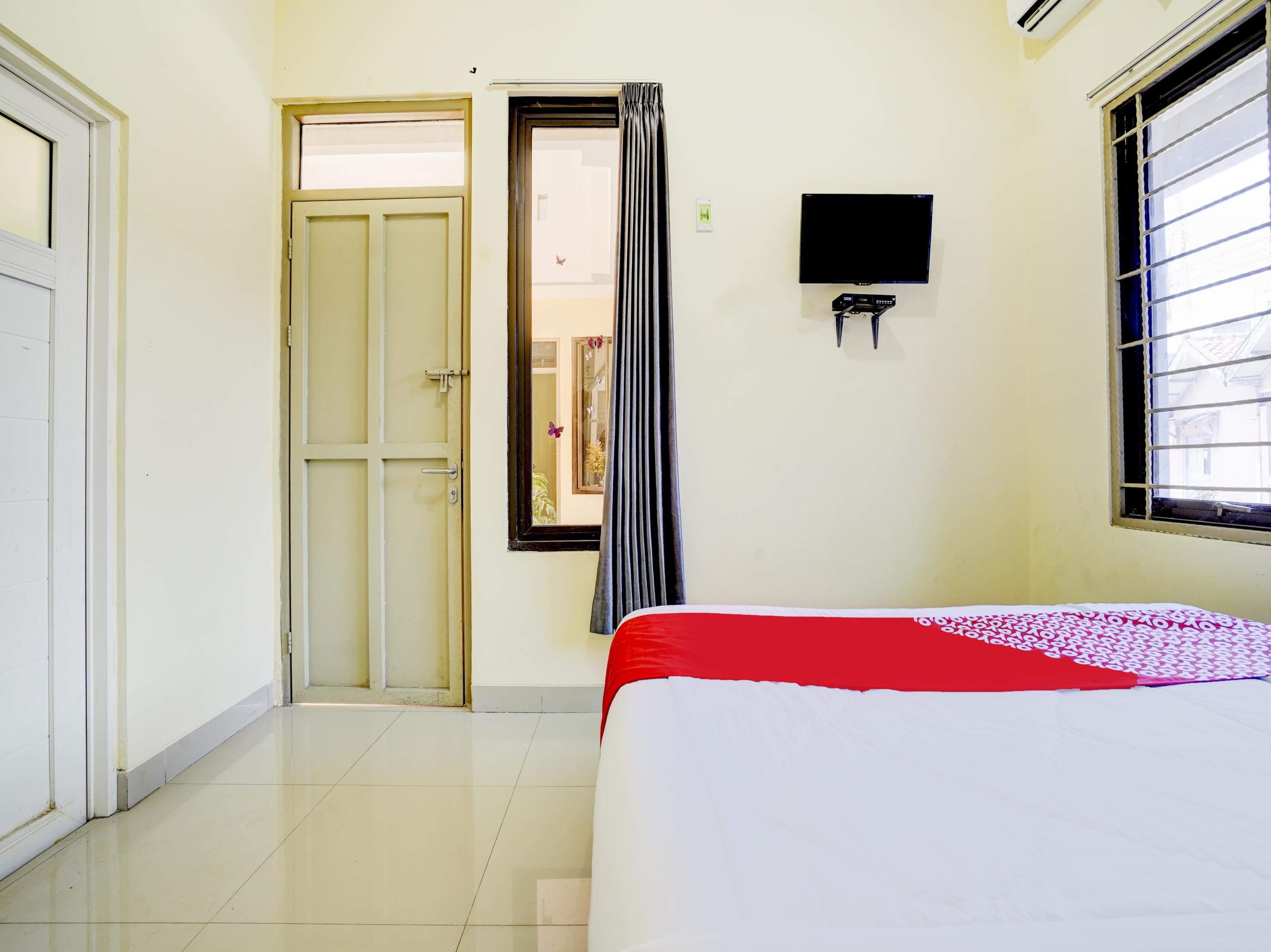 Oyo 90052 Star House Hotel Cirebon Bagian luar foto