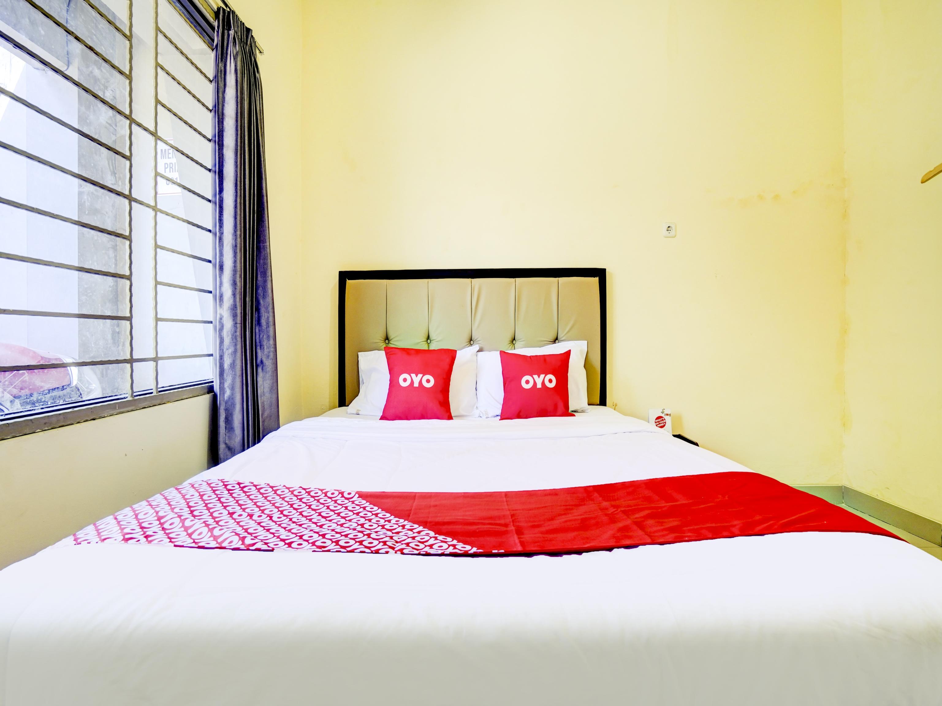 Oyo 90052 Star House Hotel Cirebon Bagian luar foto