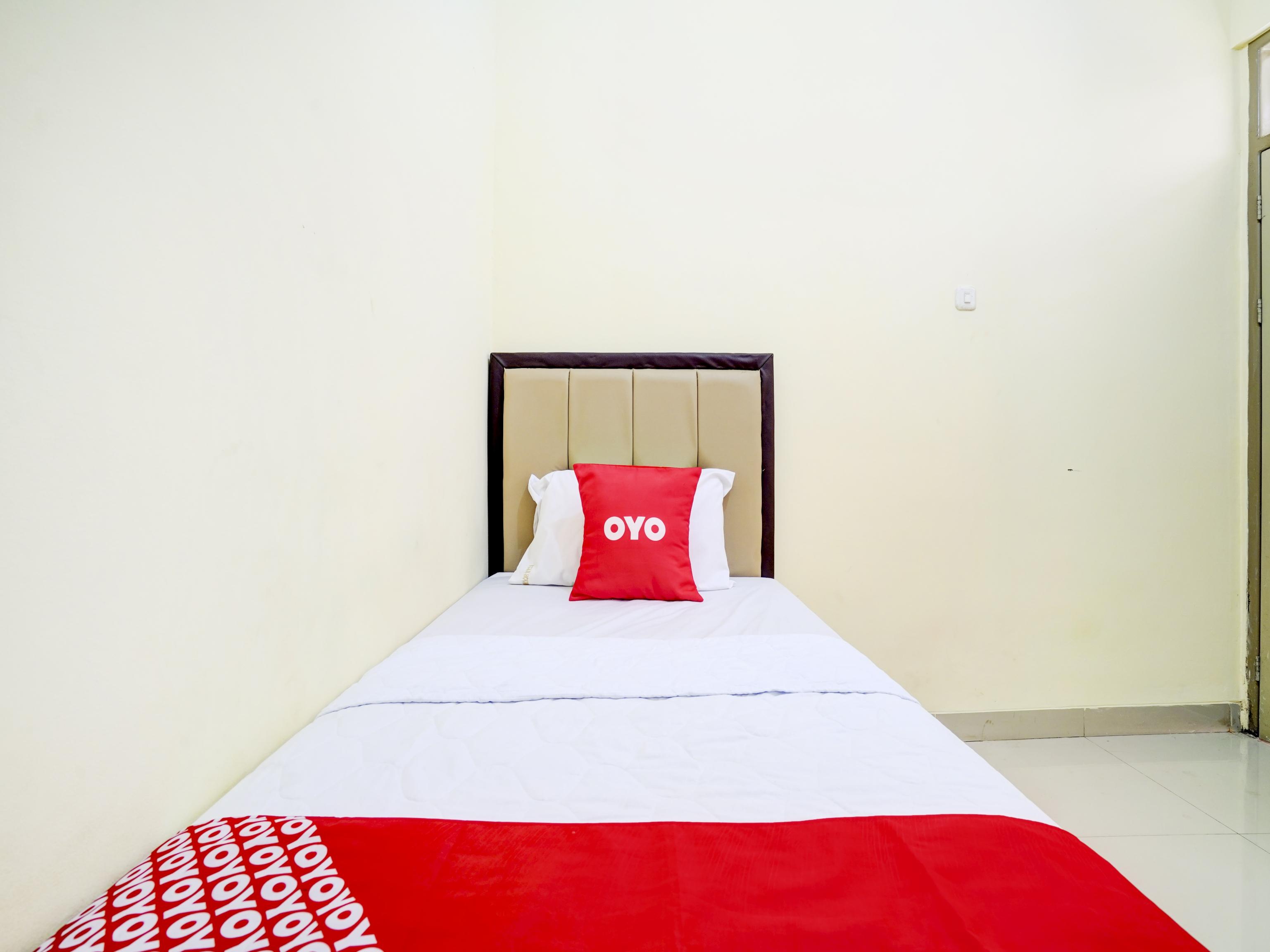 Oyo 90052 Star House Hotel Cirebon Bagian luar foto