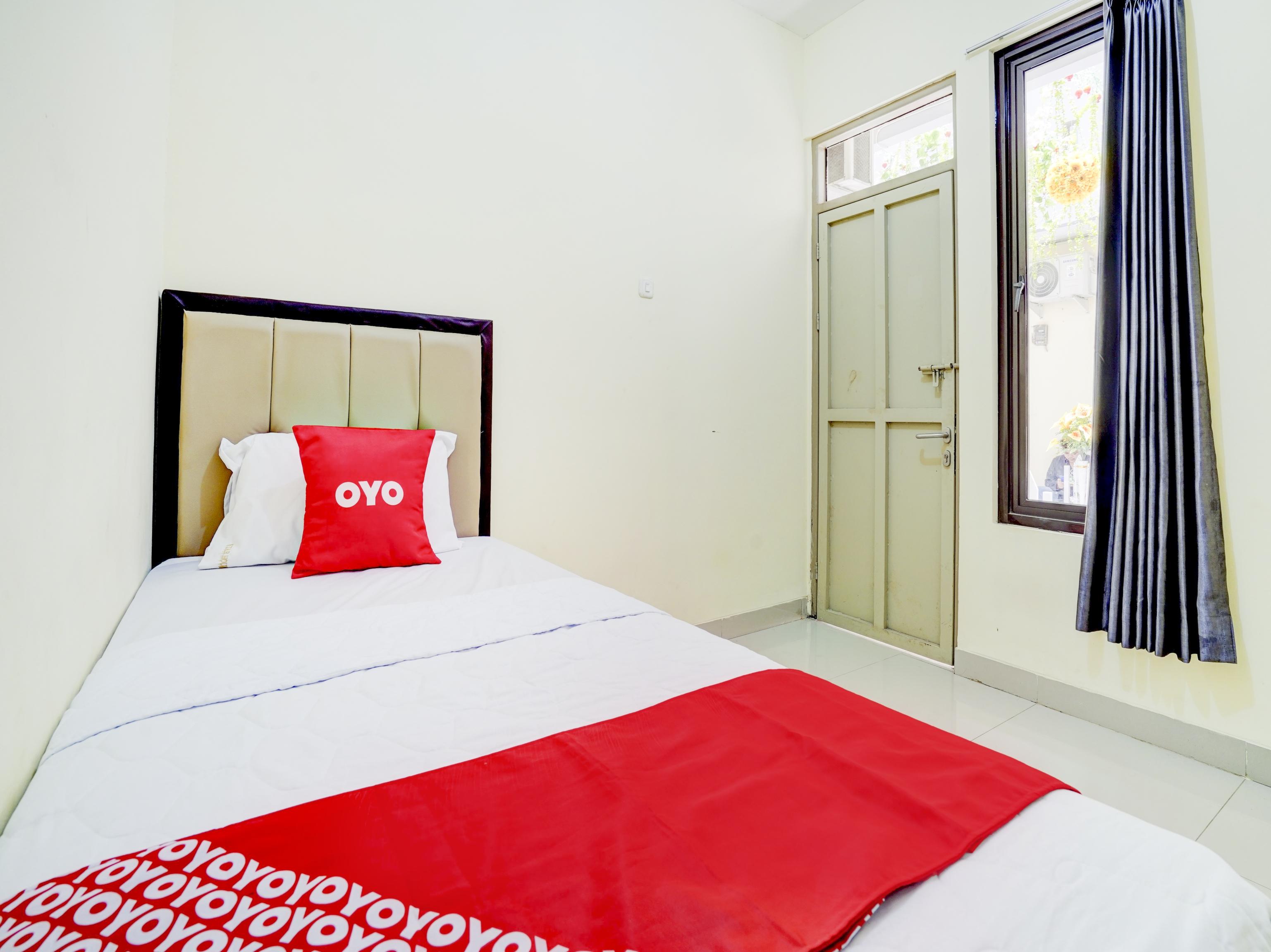 Oyo 90052 Star House Hotel Cirebon Bagian luar foto