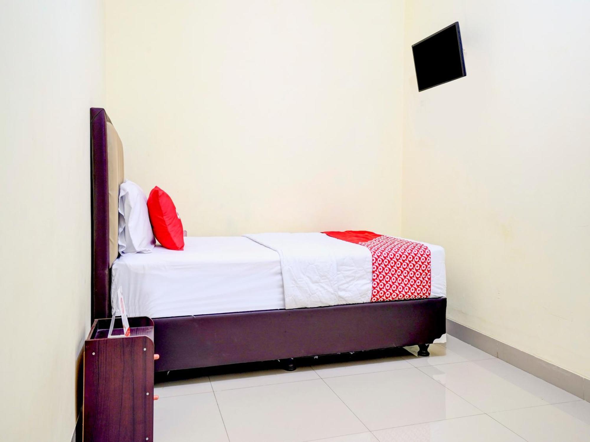 Oyo 90052 Star House Hotel Cirebon Bagian luar foto
