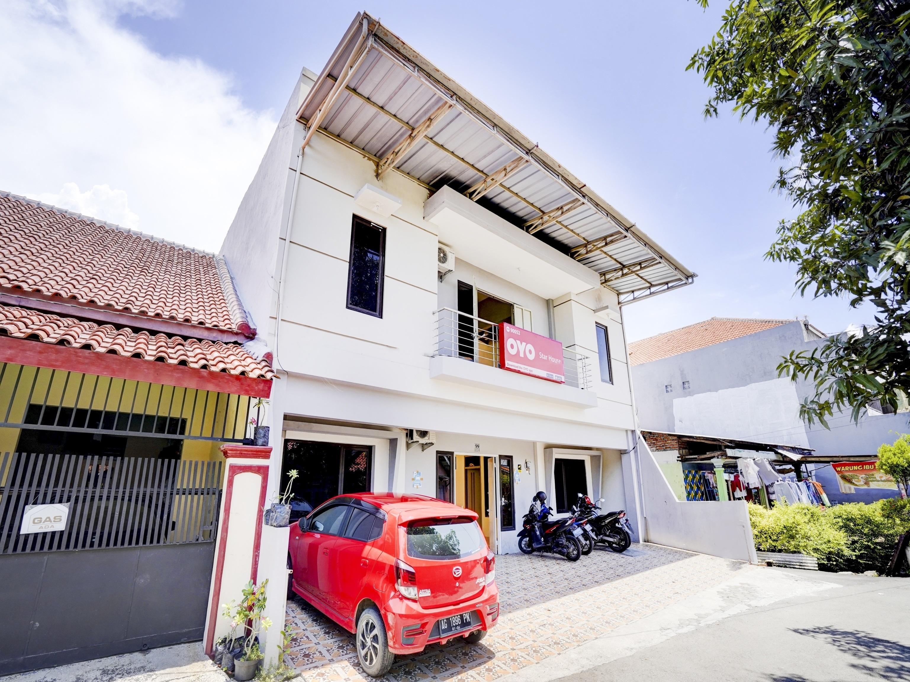 Oyo 90052 Star House Hotel Cirebon Bagian luar foto