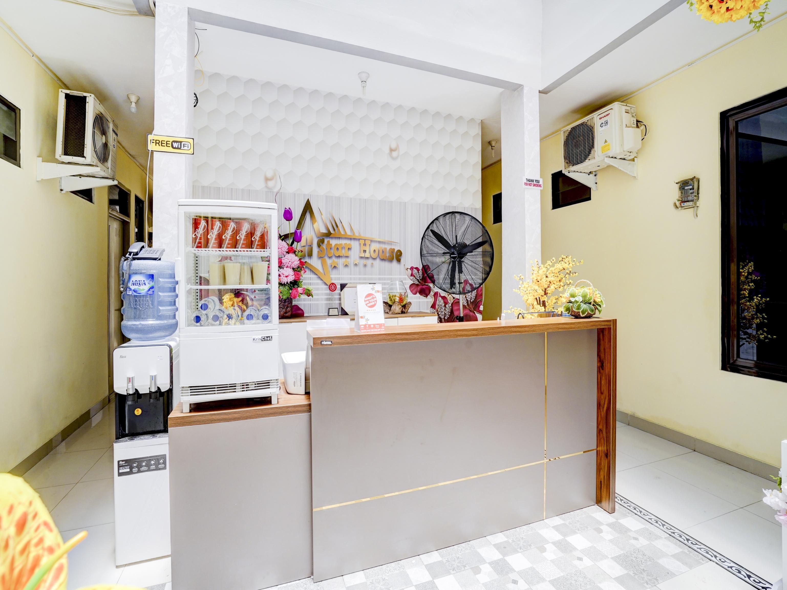 Oyo 90052 Star House Hotel Cirebon Bagian luar foto
