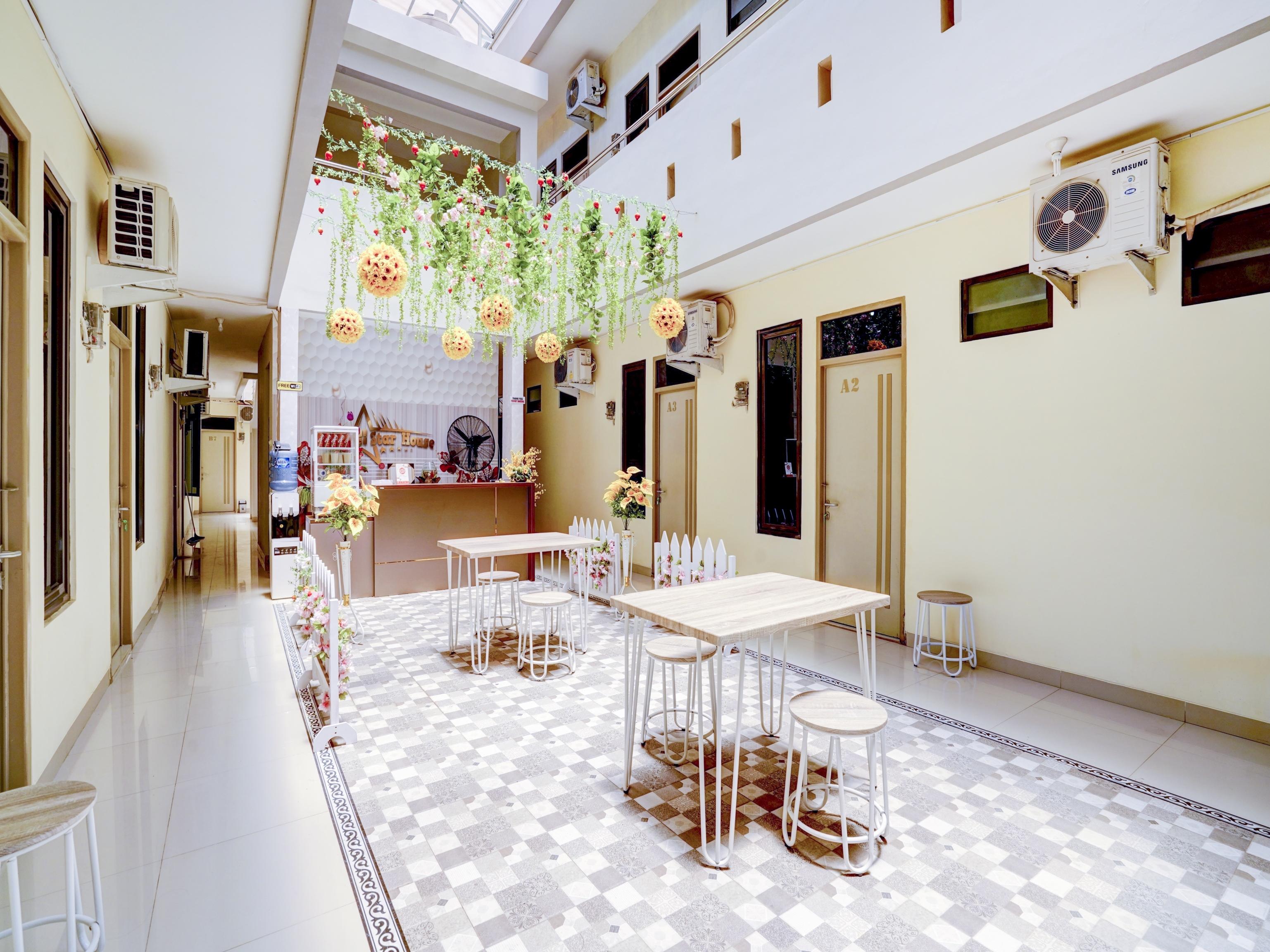 Oyo 90052 Star House Hotel Cirebon Bagian luar foto