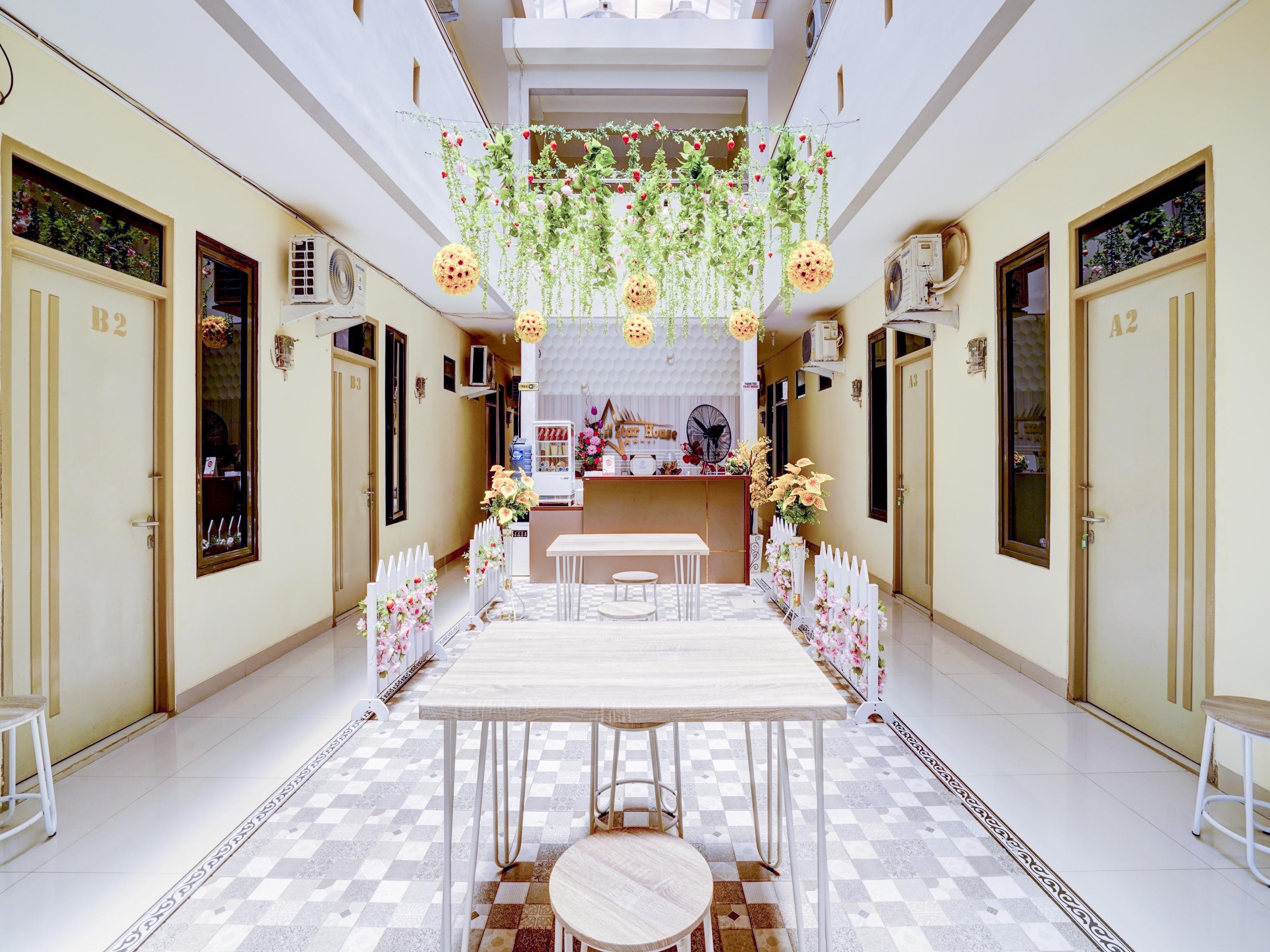 Oyo 90052 Star House Hotel Cirebon Bagian luar foto