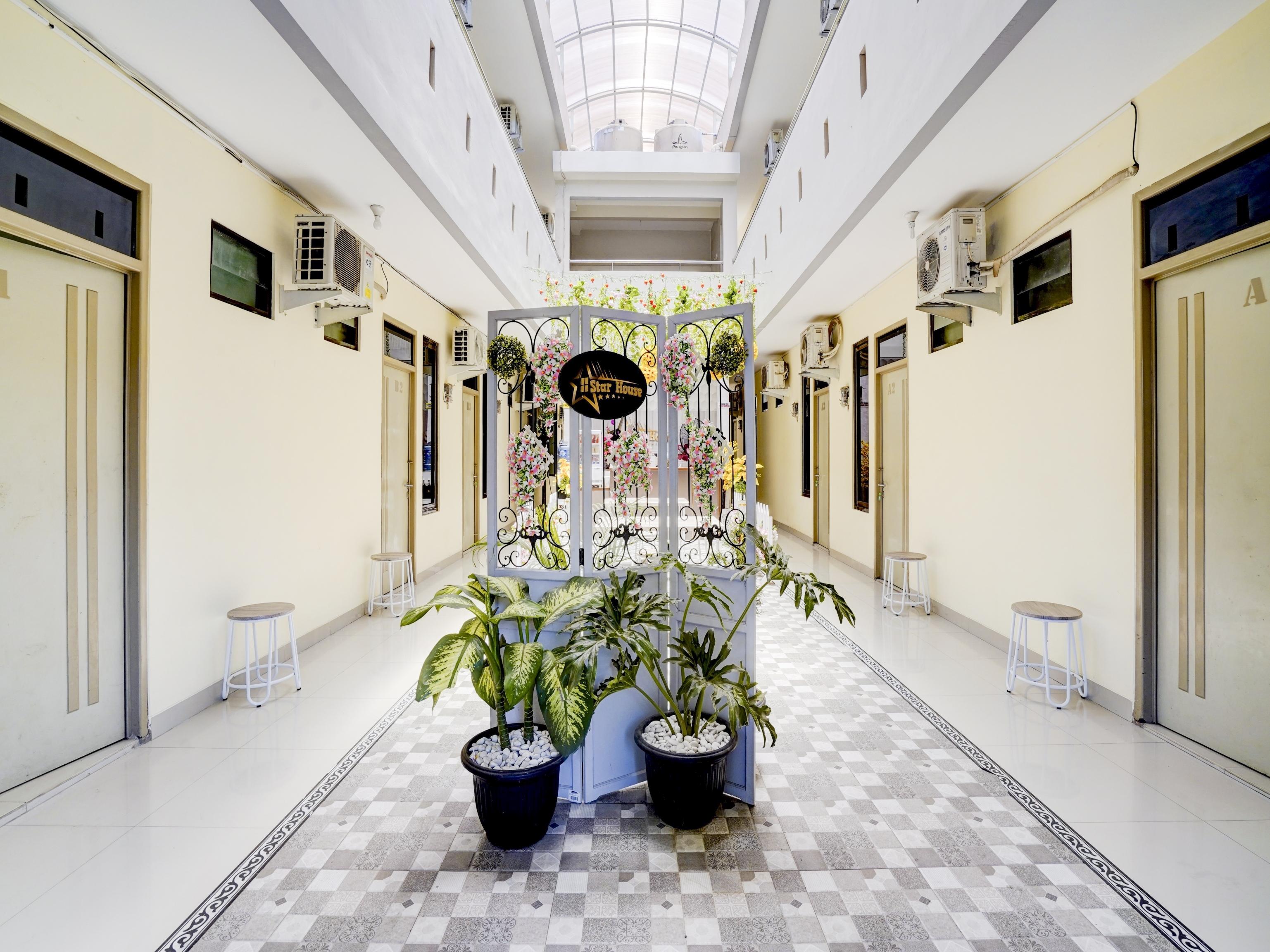Oyo 90052 Star House Hotel Cirebon Bagian luar foto