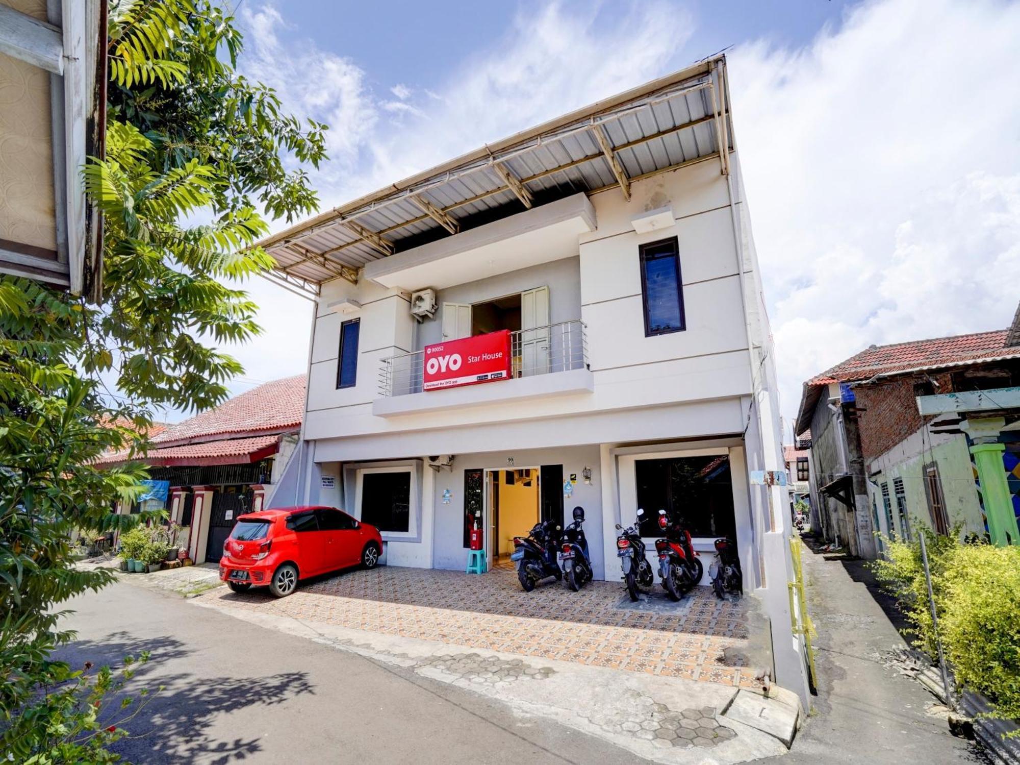 Oyo 90052 Star House Hotel Cirebon Bagian luar foto